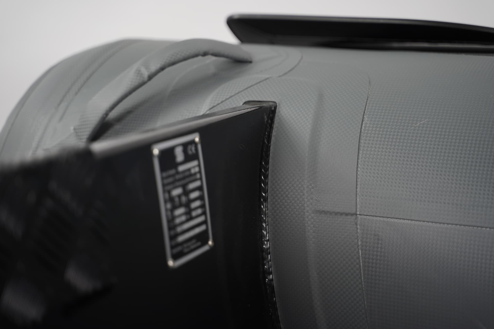 Detail van het handvat en de spiegel van een Survizz rubberboot
