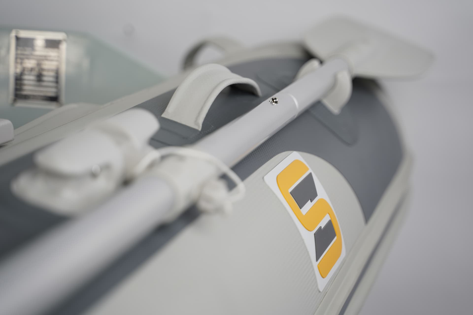 Roerblad en Survizz-logo op een rubberboot