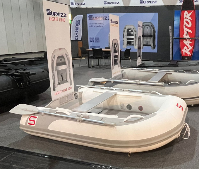 Survizz-stand met Light Line boten op de botenbeurs