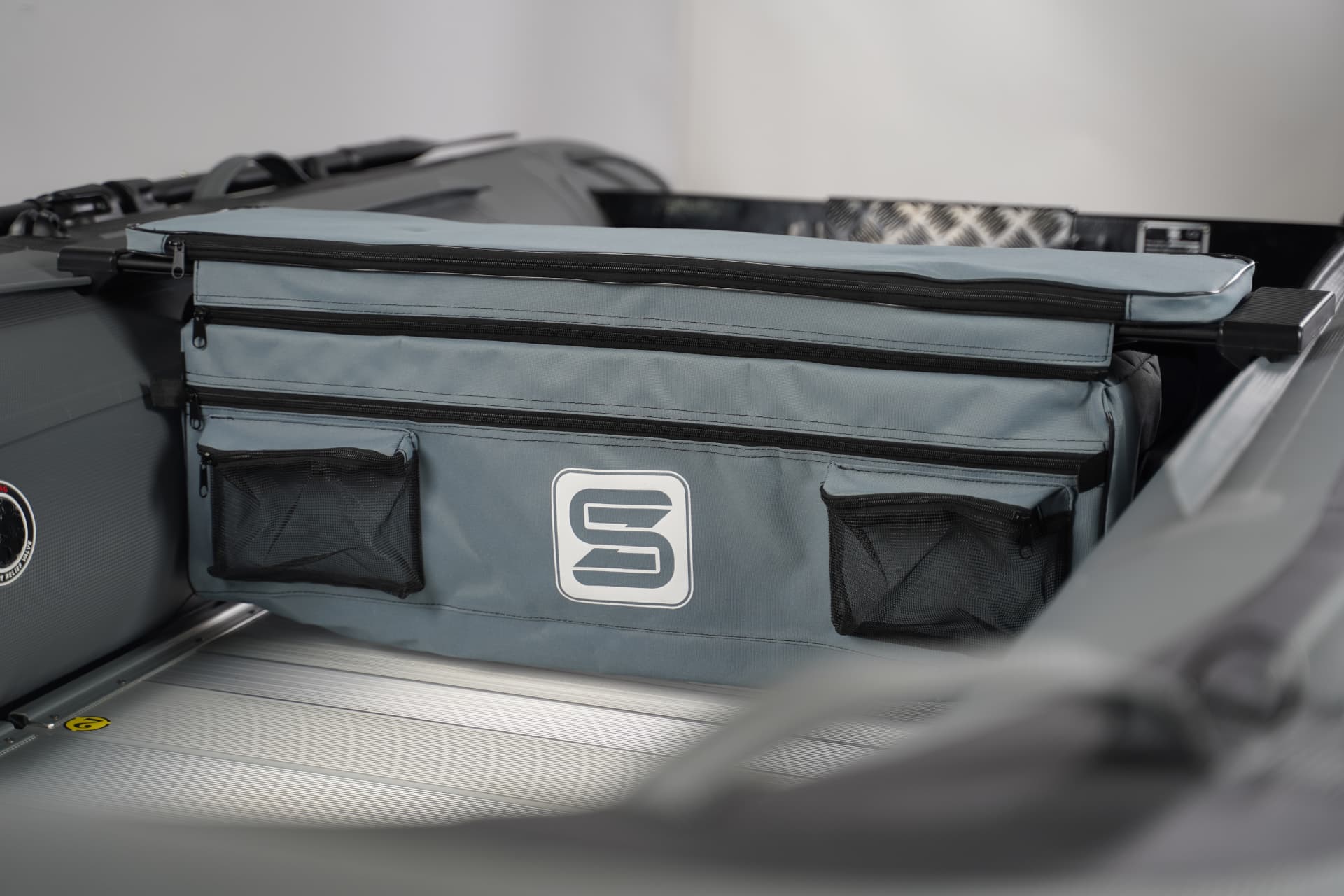 Opbergtas met Survizz-logo in een rubberboot