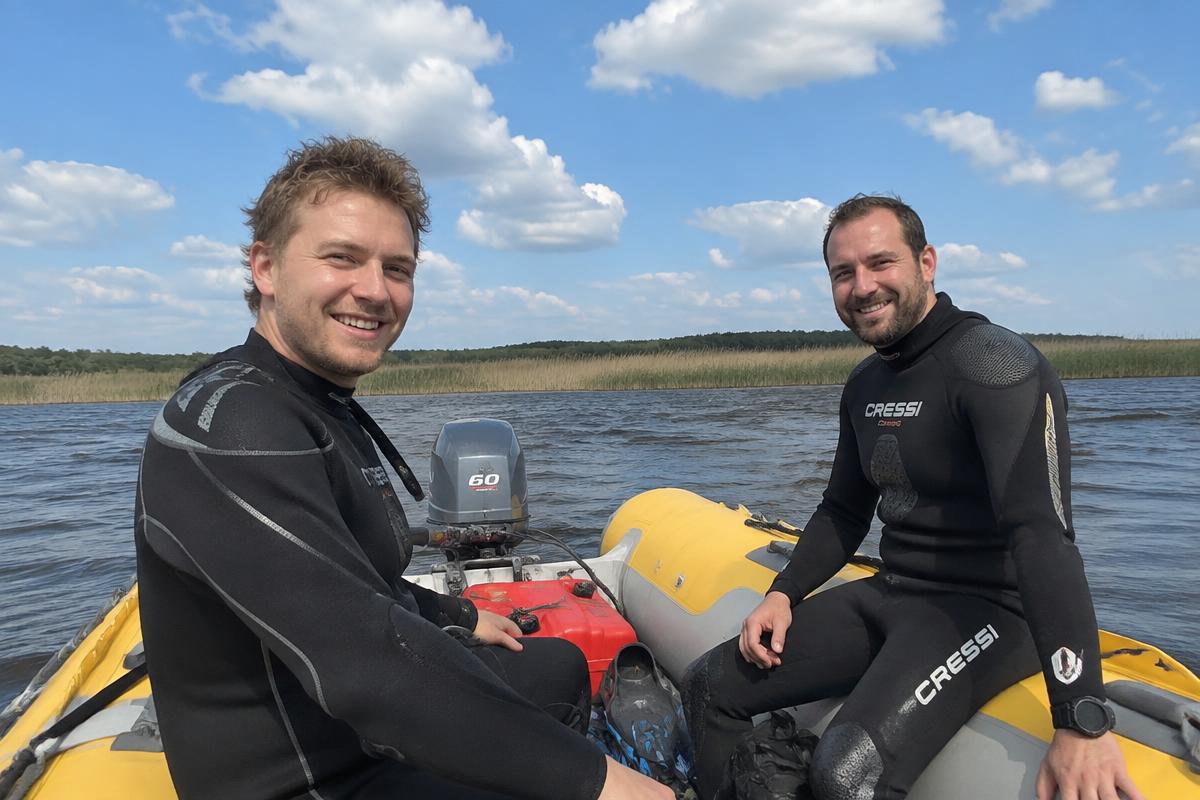 Twee varenden in een Survizz rubberboot op het water